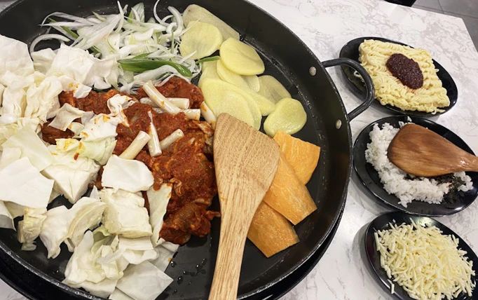 Mr.Dakgalbi's Point 3 - A good taste and healthy food! Everyone can enjoy taste and health together with variety of vegetables that Koreans love and fresh chicken! - Mr.Dakgalbi SkyAvenue (in Genting Highlands)