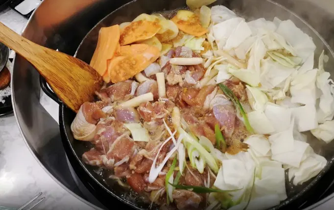 Mr.Dakgalbi's Point 1 - PORK FREE! Mr.Dakgalbi use carefully selected quality chicken (halal) and fresh vegetables. To intensify the flavor, it is stored with seasoning for several days and then opened when cooking. - Mr.Dakgalbi SkyAvenue (in Genting Highlands)