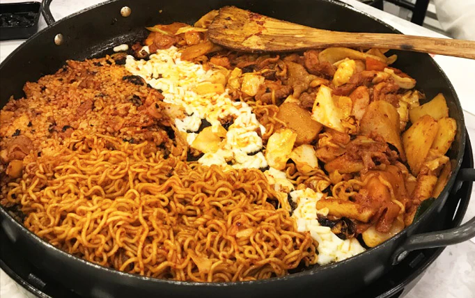 Mr.Dakgalbi's Point 2 - >HALAL certified factories! Mr.Dakgalbi only handles products produced by halal certified factories.
Enjoy korean taste with generous volume! - Mr.Dakgalbi SkyAvenue (in Genting Highlands)